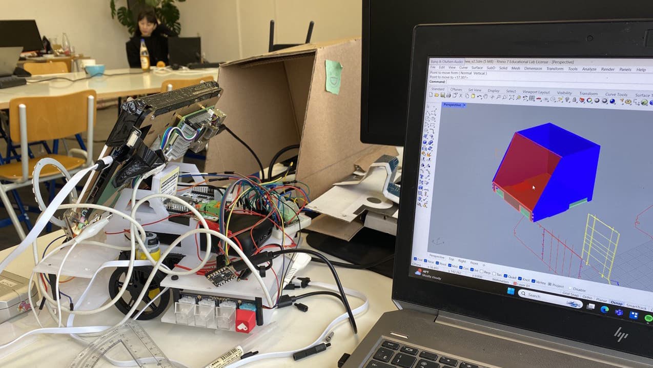 b/00t-ELIZA on stage projection